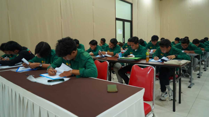 INSTIPER Yogyakarta Certifies Palm Oil Scholarship Students for Plantation Careers