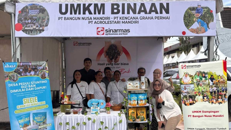 Sinar Mas-Mentored SMEs Shine at West Kalimantan IJTI Anniversary, Featuring Catfish and Palm Broomstick Products