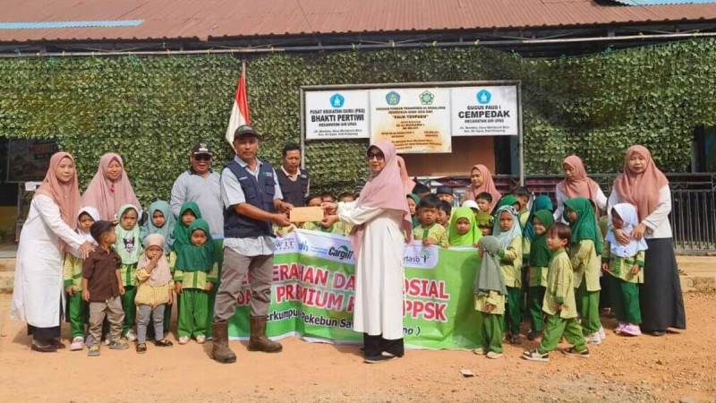Ketapang Smallholders Invest RSPO Incentives in Education and Orangutan Conservation