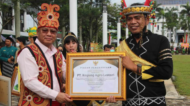 Obeying Water Surface Tax, KAL Got Award in West Kalimantan
