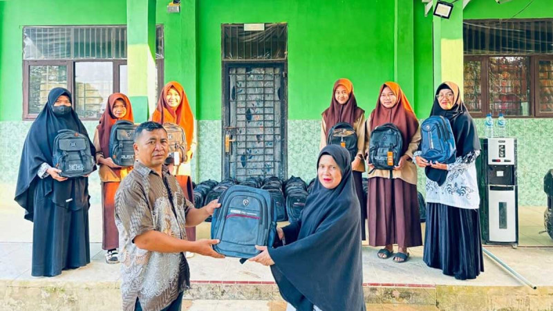 Certified Smallholders Provide Educational Aid to Flood Victims in Aceh Tamiang