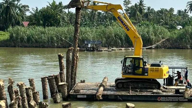 Palm Oil Rods Become Temporary Crib to Block Water Embankment Crisis in Sungain Tamiang