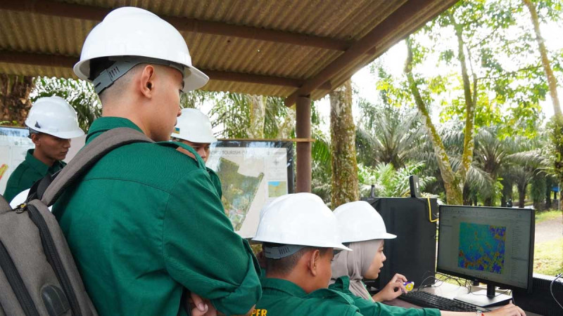 Preparing Students for the Palm Oil Industry Through Practical Training