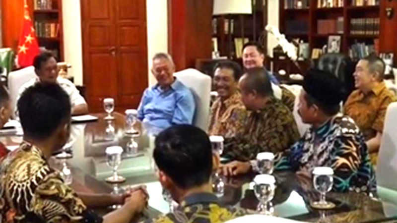 Some Smallholders and Sugarcane Farmers Discussed Some Issues with Prabowo