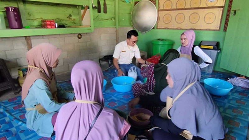 Product Diversification Training by PT Kayung Agro Lestari (KAL): Escalate the Villagers Welfare in Kuala Tolak