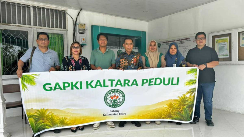 GAPKI Kaltara Distributes Masks to Residents Affected by Haze from Forest and Land Fires in Bulungan